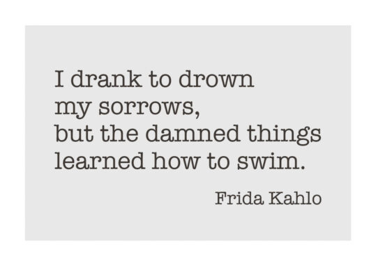 Poster Frida Kahlo Zitat I drank to drown my sorrows... Poster 1